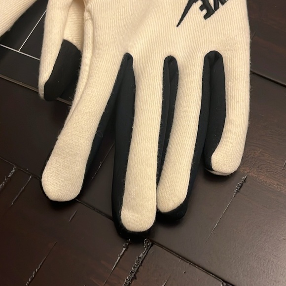 Nike Club Fleece Gloves new cream black Touchscreen Women’s Size Medium - Picture 3 of 11